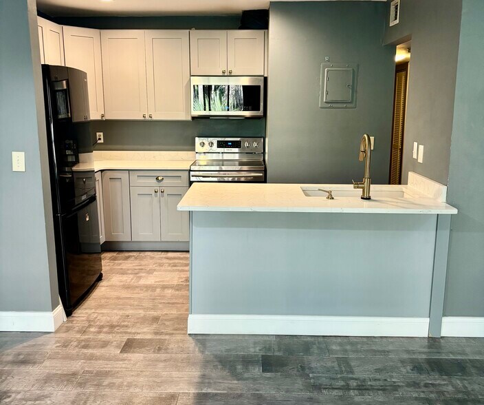 Building Photo - 120 Hibiscus Woods Ct