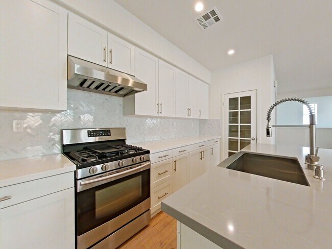 Building Photo - Los Alamitos Condo - 3 Bedroom / 2.5 Bathr...