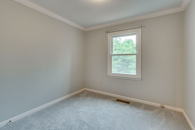 Building Photo - Fantastic townhome in Alexandria