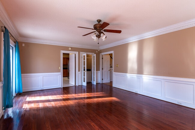 Building Photo - 4135 Knollcrest Cir N