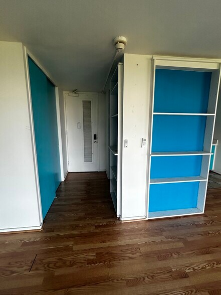 Front entrance and bookshelves - 1515 Nuuanu Ave