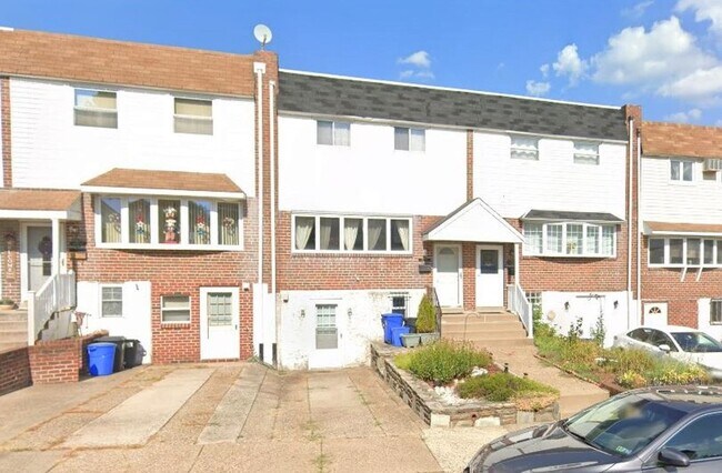 Building Photo - 3-Bedroom Townhome in Parkwood with Finished Basement! Available NOW!