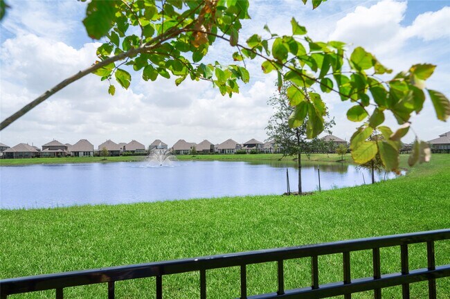 Building Photo - 832 Sarasota Shore Dr