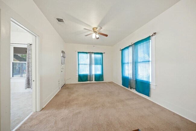 Building Photo - 2 Bedrooms and 1 Bathroom located in Denver Heights Subdivision