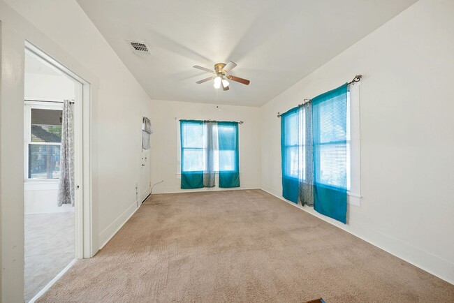 Building Photo - 906 S Gevers St