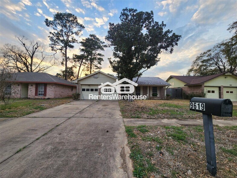 Building Photo - 9619 Guest St