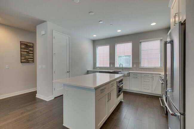 Building Photo - *Beautiful Modern 3 Bed Kirkland Townhome Available Now!*