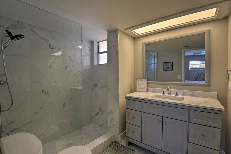 Building Photo - 726 Alden Dr