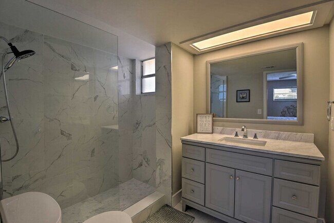 Building Photo - 726 Alden Dr