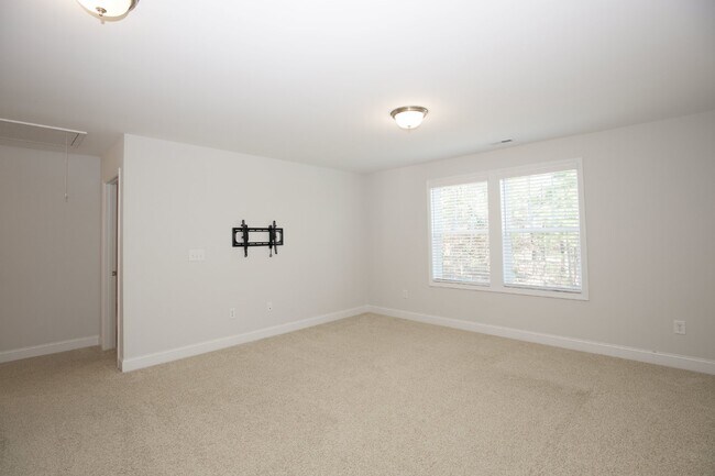Building Photo - Charming 4 Bedroom Rental Home with Spacio...