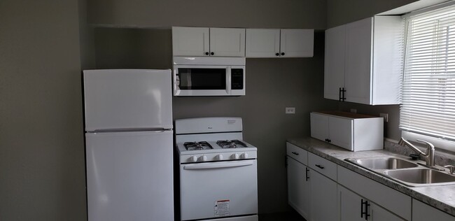 Building Photo - 2 bedroom 1 bath apartment