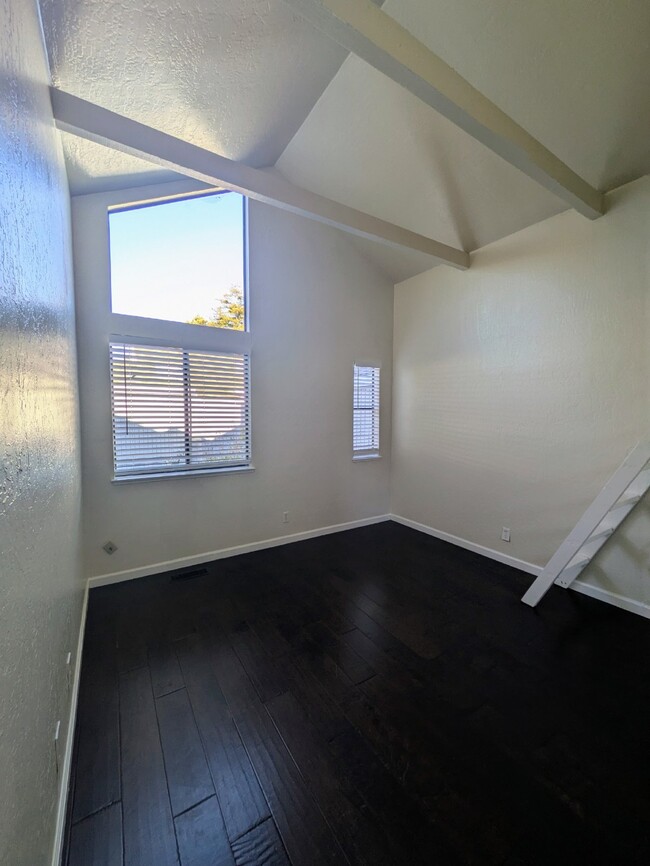 Building Photo - Spacious and Welcoming Townhome