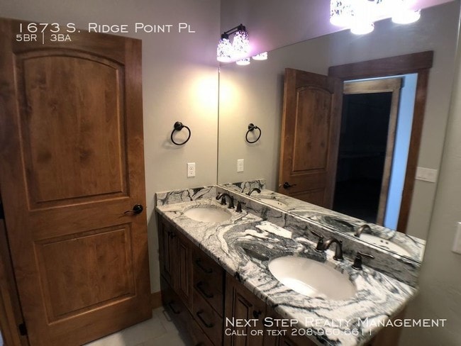 Building Photo - 5 bed 3 bath - Right Next to Table Rock
