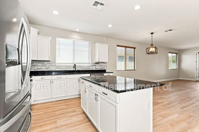 Building Photo - 1711 W Paisley Dr