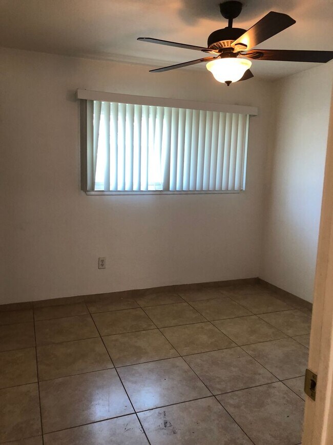 Building Photo - Santa Ana townhome style.  2 bed, 1 1/2 ba...