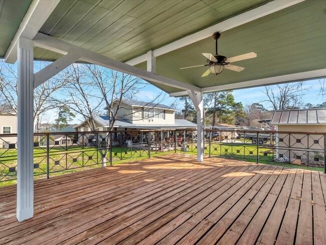 Building Photo - 825 Commodore Dr