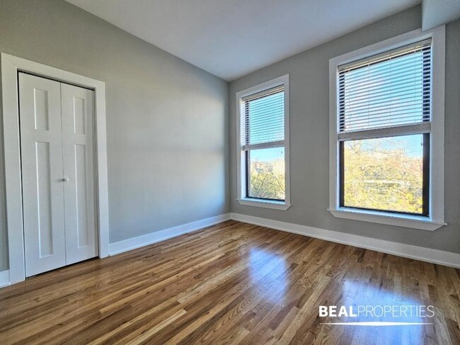 Building Photo - 3 bedroom in CHICAGO IL 60657