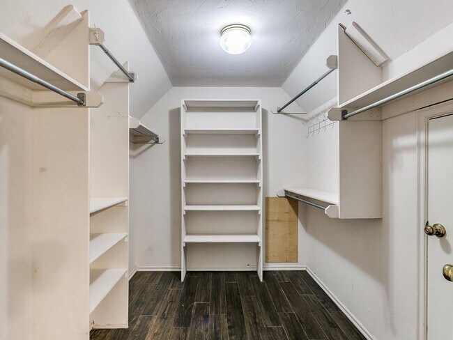 Building Photo - 1815 Chelsea Dr