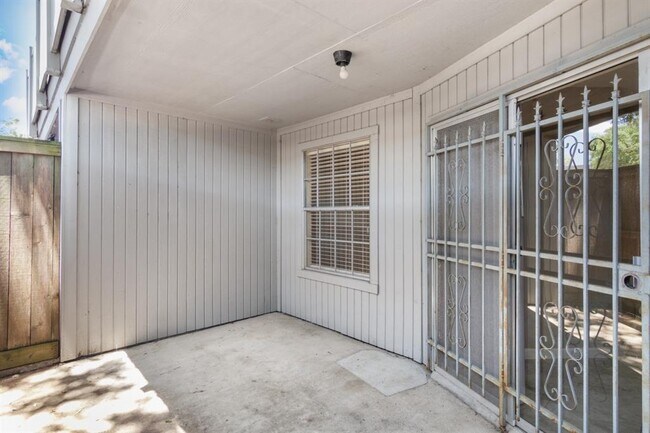 Building Photo - 10835 Braes Bend Dr