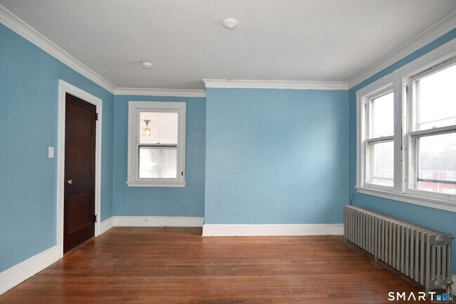 Building Photo - 214 N Quaker Ln