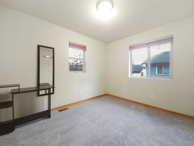 Building Photo - Freestanding Townhome - BRAND NEW CARPET