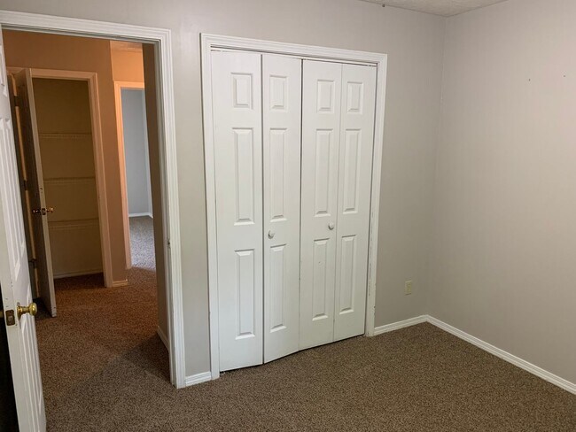 Building Photo - 3 bedroom, Spacious Townhouse: The Willows!
