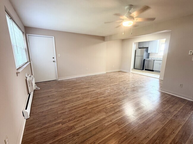 Building Photo - 10 Colonial Dr
