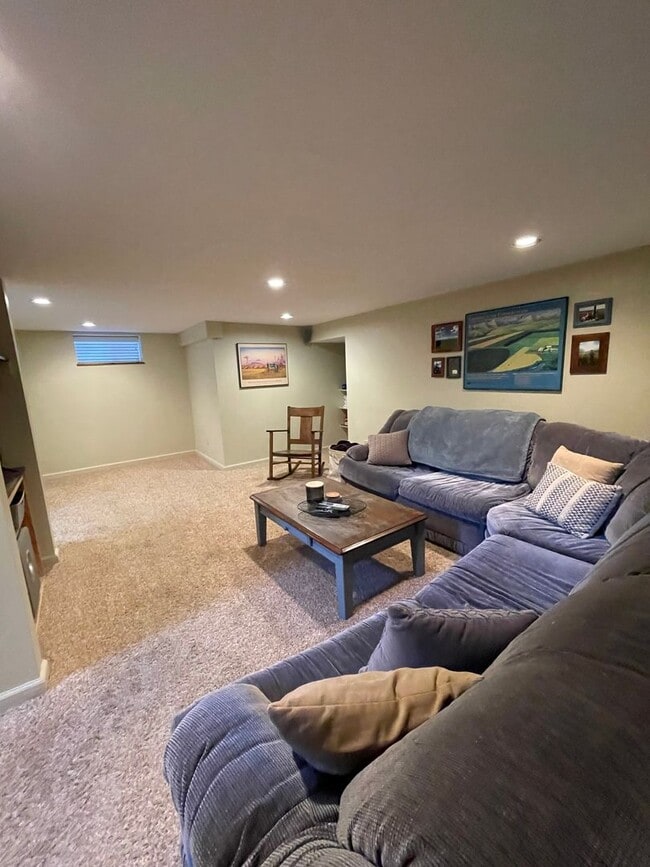 Building Photo - CHARMING HOME IN GREAT LOCATION!