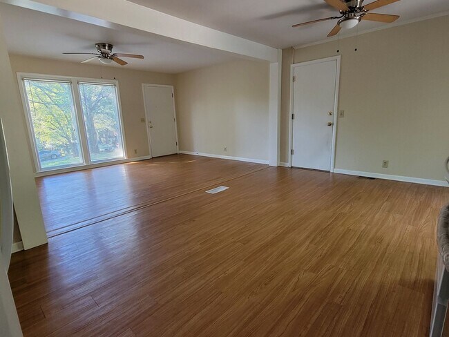 Building Photo - 350 Ladybird Dr