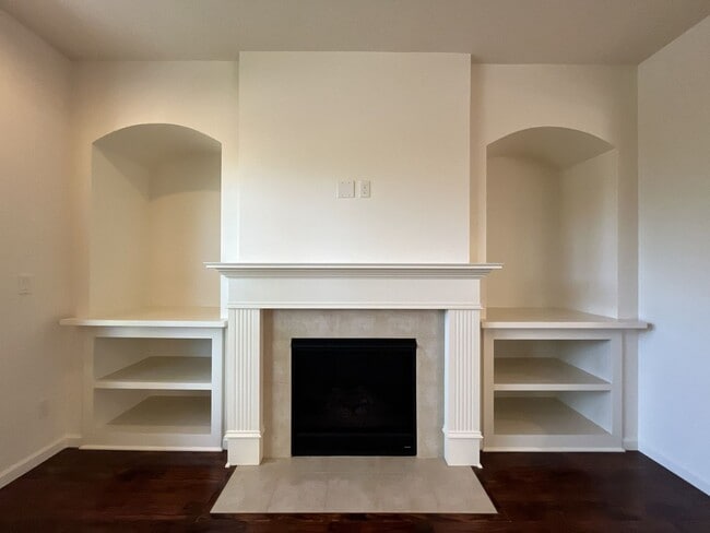 Building Photo - 3BD/3BA Bethany Home with Vaulted Ceilings, Stainless Appliances & Gas Fireplace