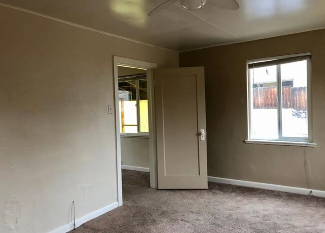Building Photo - Ground-Level 1 Bed with Front Patio – Walk...