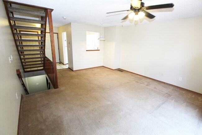 Building Photo - 2227 Teardrop Ave