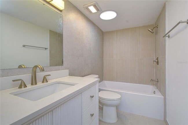 Building Photo - 200 Country Club Dr