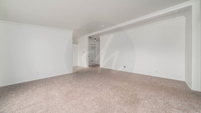 Building Photo - Spacious 4 Bedroom Near Woodman & Black Fo...