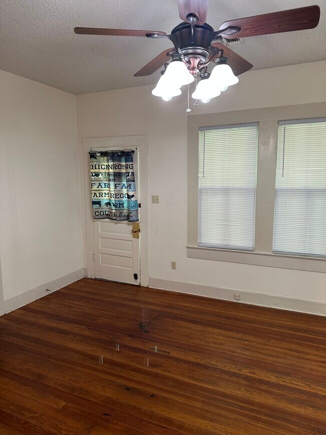 Living room/entrance - 5036 Hot Wells Rd