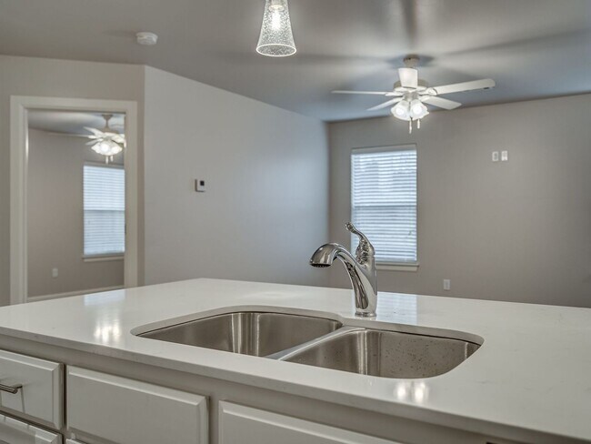 Building Photo - Spacious 4 Bedroom 2 Bath Duplex in Oakdale Schools - Lawn Care Included