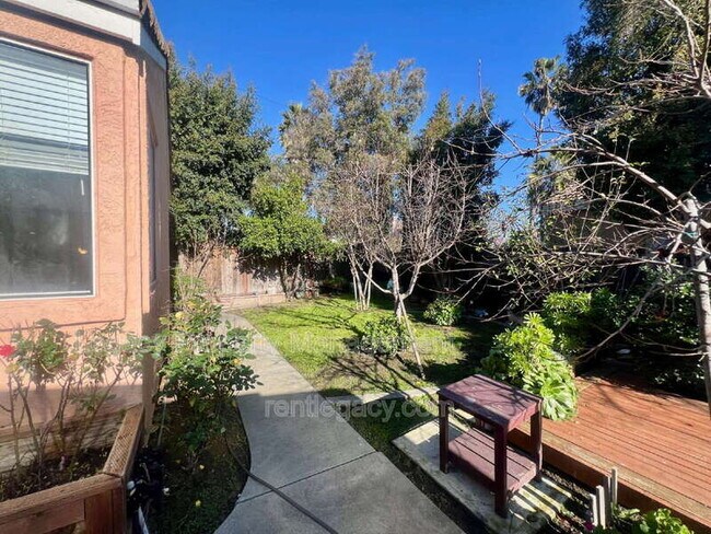 Building Photo - 413 Donaldson Ct