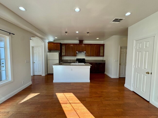 Building Photo - Beautifully Renovated 4 Bed 4 Bath House For Rent In Long Beach!