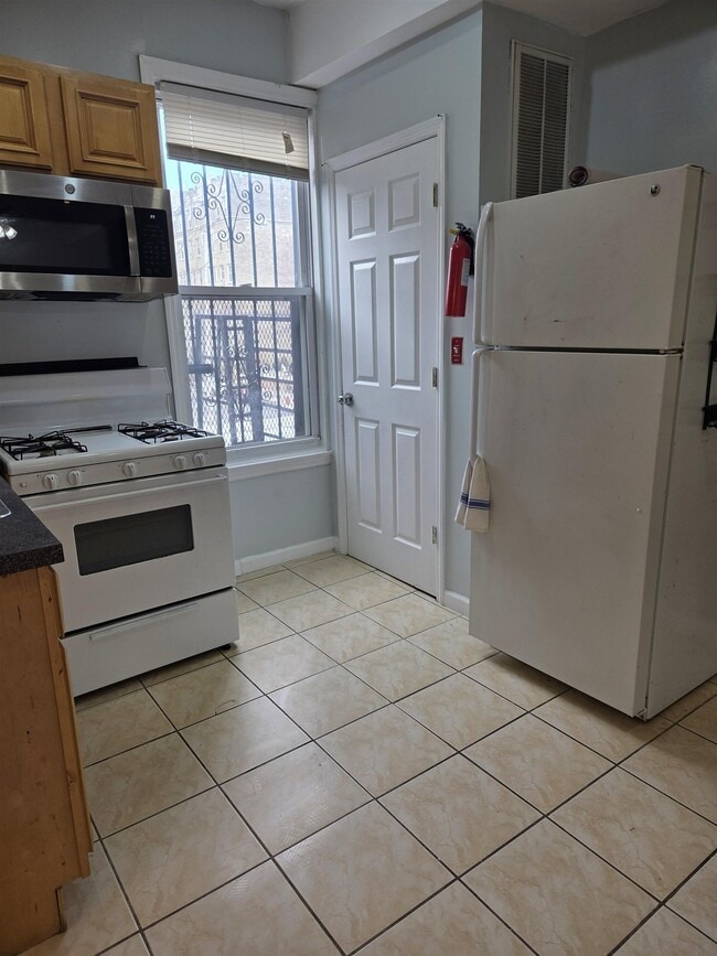 Building Photo - 693 BERGEN Ave