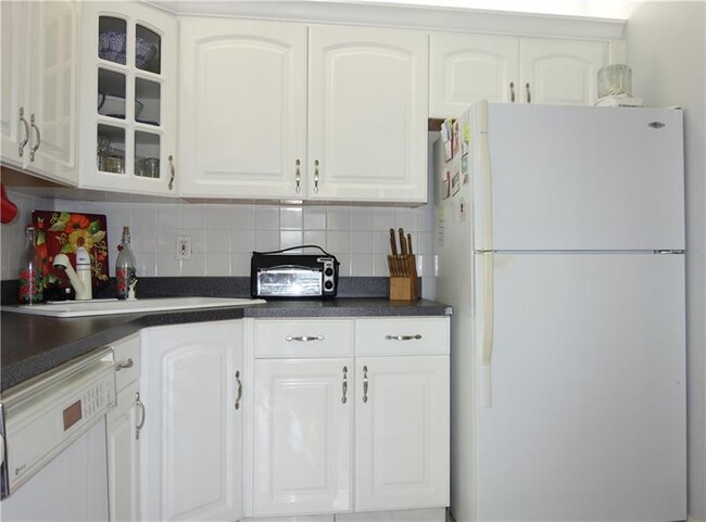 Building Photo - 2901 S Palm Aire Dr