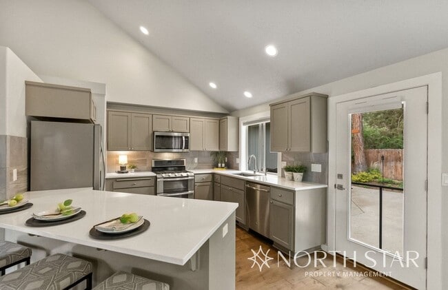 Building Photo - Modern and Spacious 3 bed/2 bath