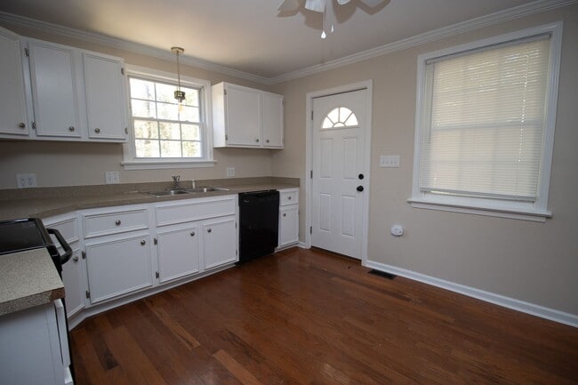 Building Photo - Charming 2-Bed, 1-Bath Home in Forest Acres!