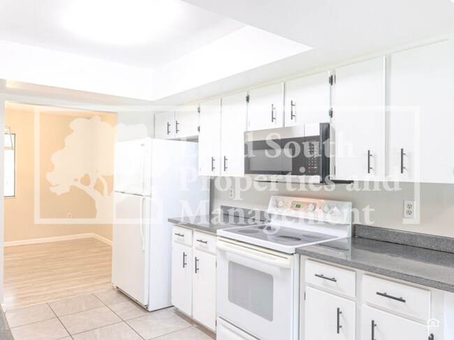 Building Photo - 2190 Belaire Dr