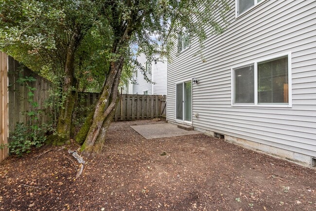 Building Photo - 4 bed, 2.5 bathroom House available