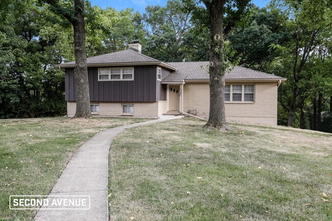 Building Photo - 6241 N Robinhood Ln
