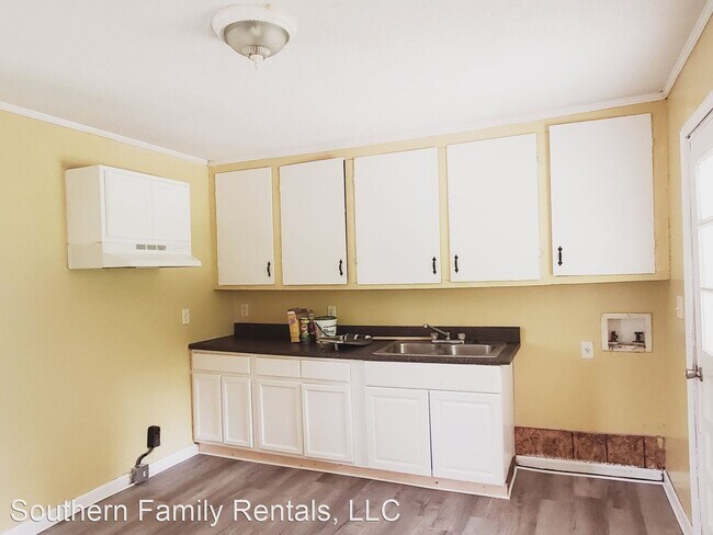 Building Photo - 3 br, 1 bath House - 102 Celia St.