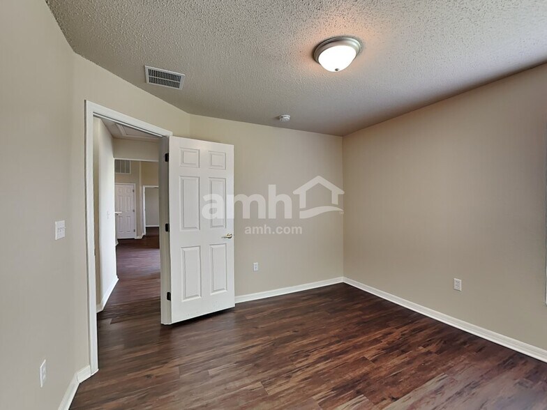 Building Photo - 875 Summer Glen Dr