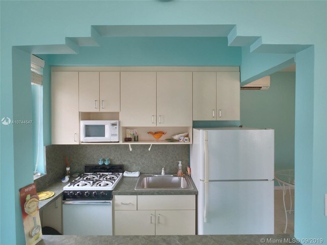 Building Photo - 901 Collins Ave