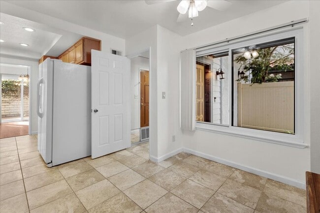 Building Photo - Private Direct-Access 3 Bedroom Townhome with 2 Car Garage, Patio, Balcony, Pool and Tennis