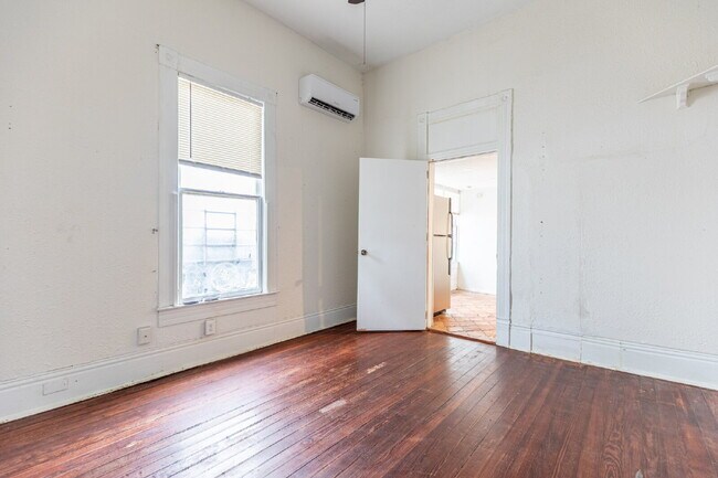 Building Photo - 426 W Woodlawn Ave